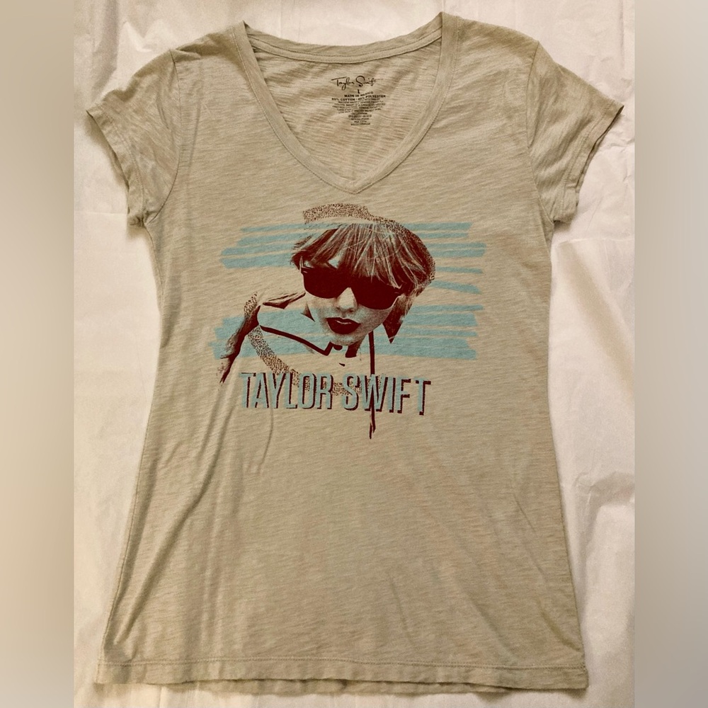 Taylor Swift “Red” 2012 v neck shirt - Picture 2 of 5